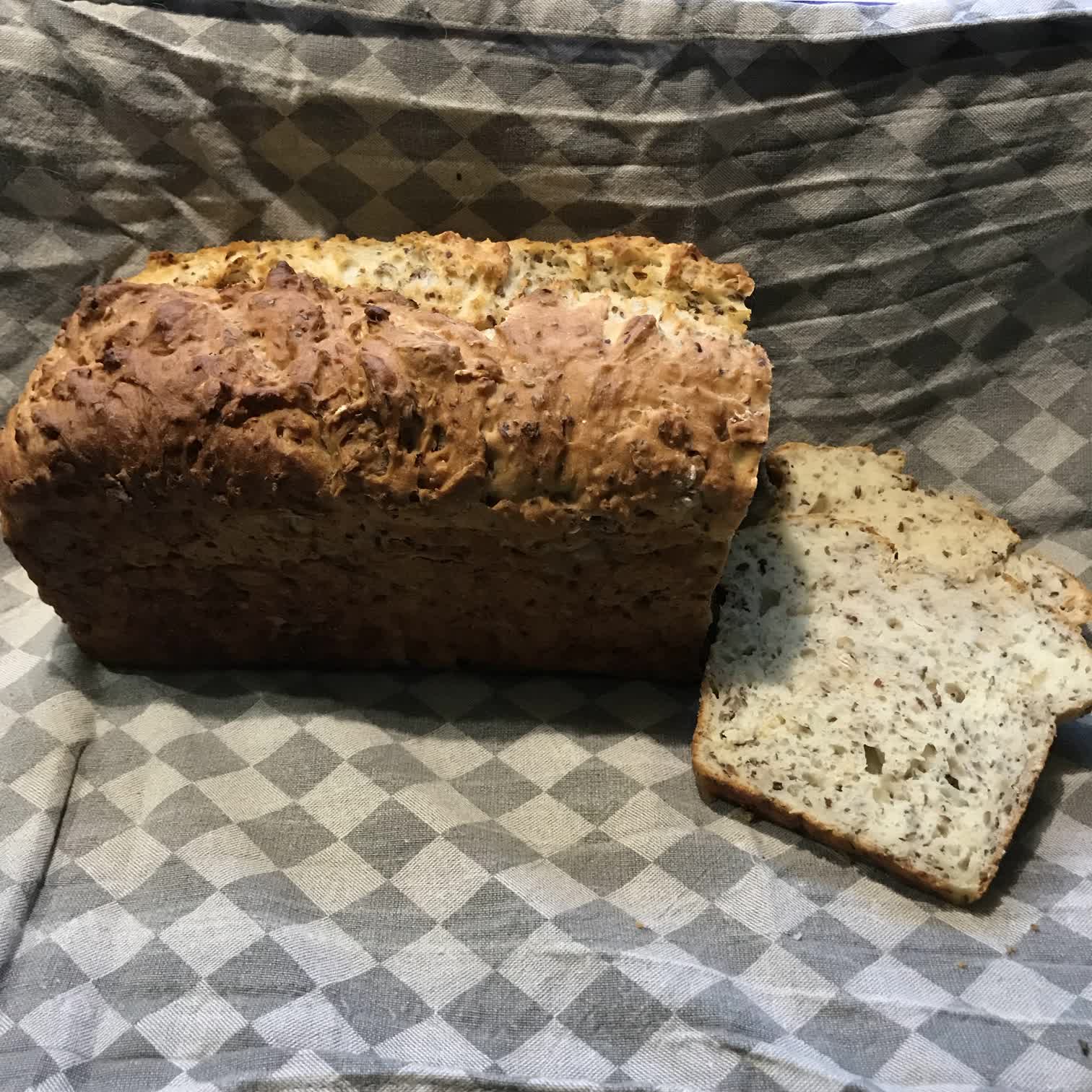Brotlaib mit einer Scheibe Brot