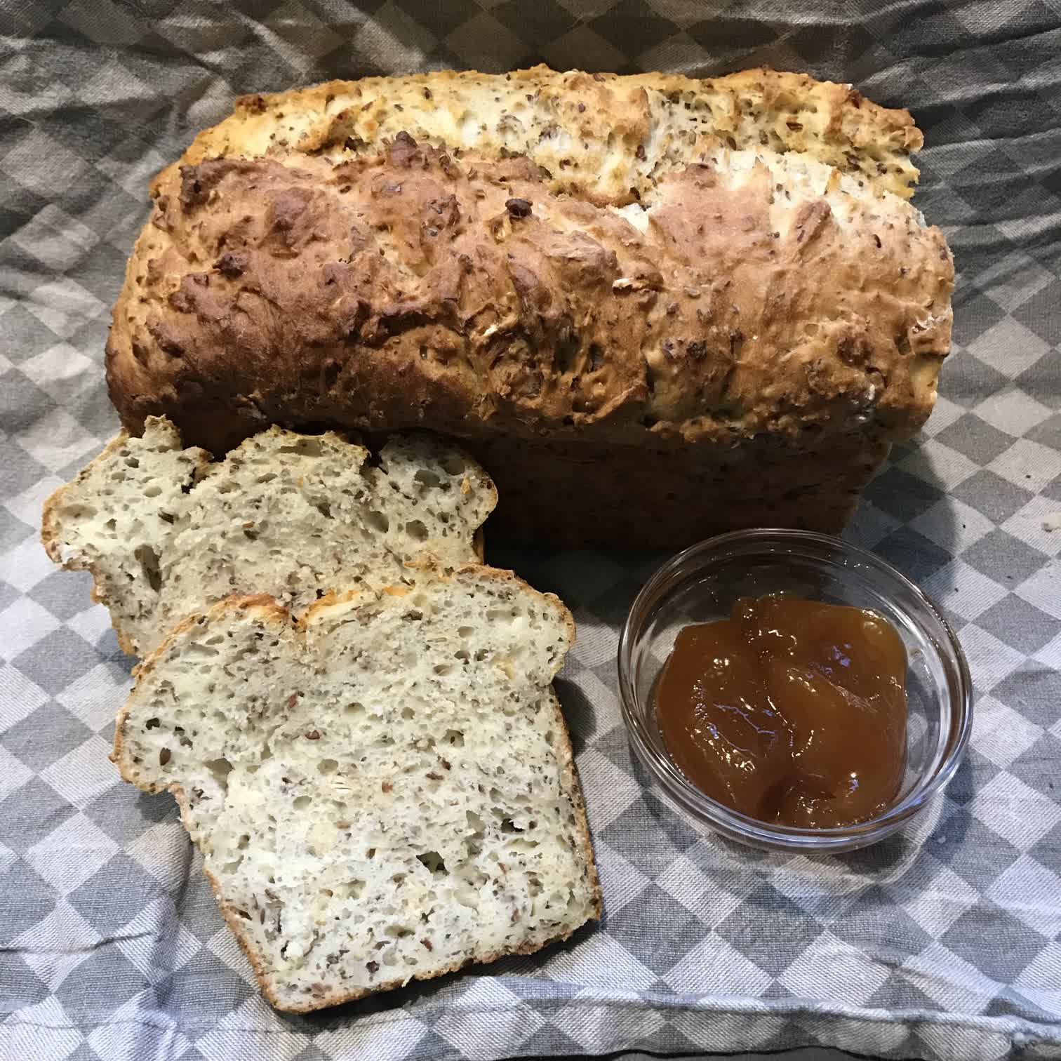 Brotlaib mit einer Scheibe Brot und Marmelade