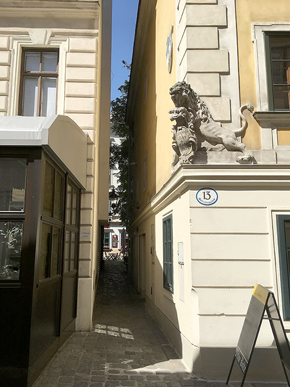 Eine schmale gasse 