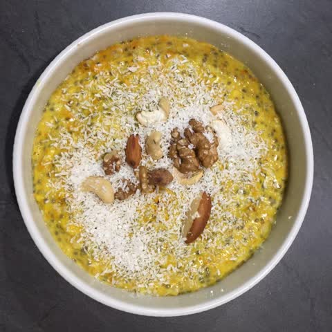 Gewürz-Porridge mit Nüssen
