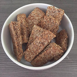 Schale mit Low Carb Müsliriegel