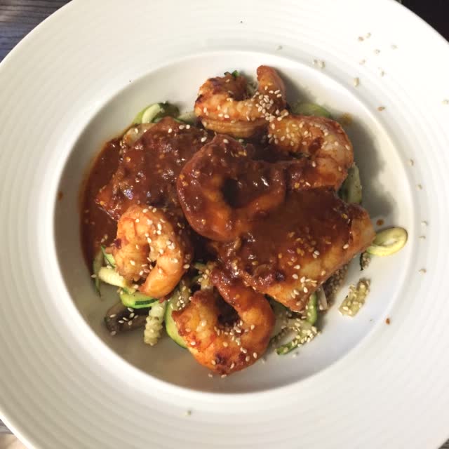 Garnelen-Fisch-Pfanne auf Zucchini-Nudeln in Paprika-Chilli Soße